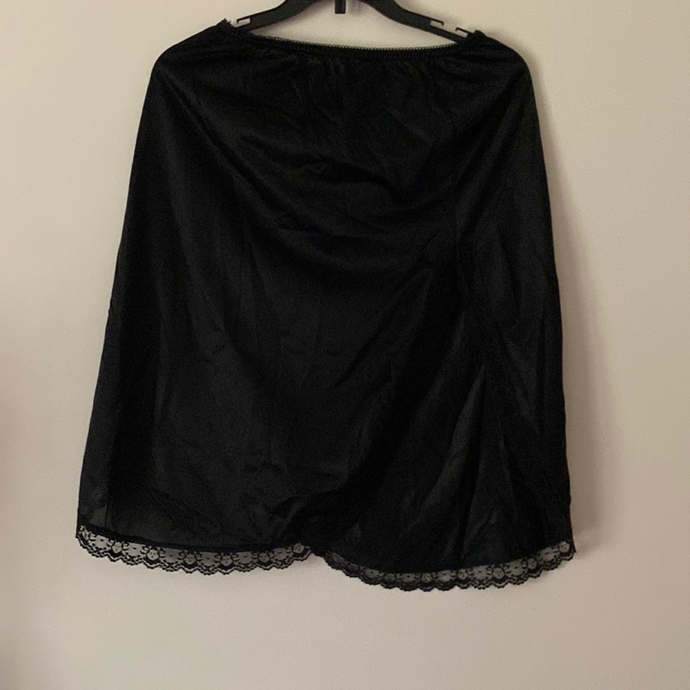 Mei Lin 1980’s black half slip knee length side slit midi sz small nylon lace